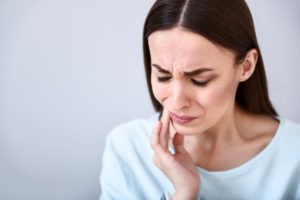 woman experiencing dental pain 